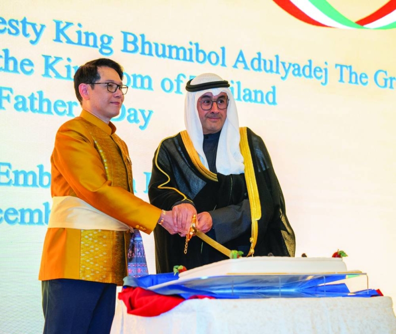 السفيران معرفي وبولبيبات يقطعان قالب حلوى الاحتفال