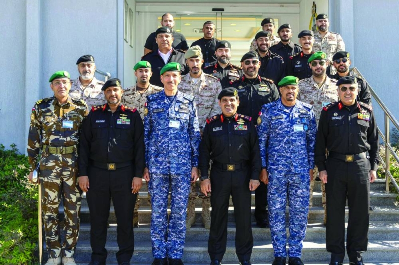 اللواء الهملان والعميد المعراج والوفد المرافق في لقطة تذكارية خلال الزيارة