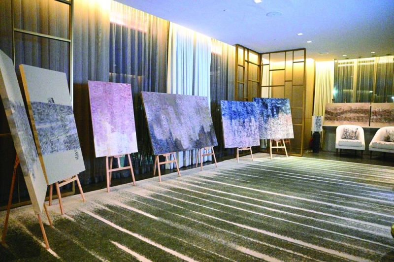 


جانب من لوحات «حكاية حرف» 