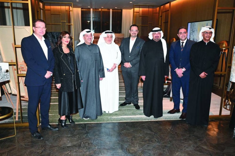 


وليد الخشتي وشيماء أشكناني مع عدد من ضيوف المعرض 