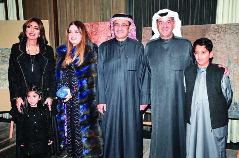 


عمر القاضي وحرمه يتوسطان وليد الخشتي والفنانة شيماء أشكناني ونجلهما عبدالله 