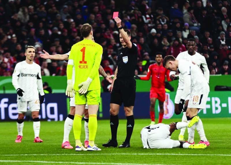 الحكم يطرد مانويل نوير للمرة الأولى في مسيرته  (رويترز)