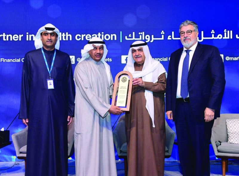 


ضرار الغانم وعلي خليل وعبداللطيف النصف في تكريم غانم الغنيمان 