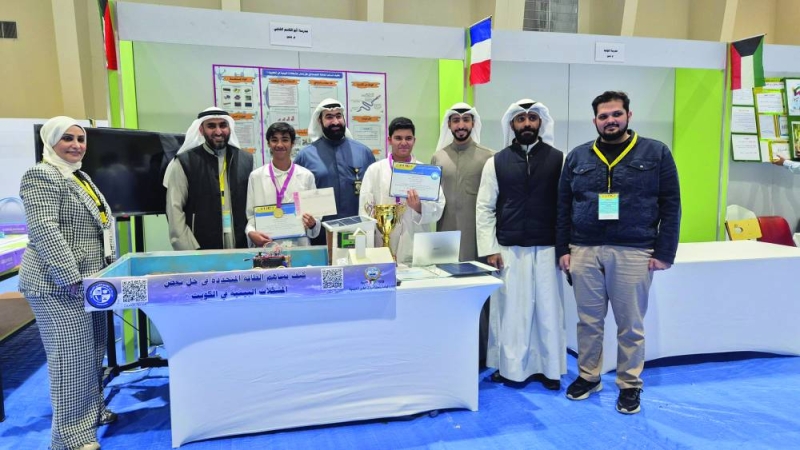 الطلبة الفائزون ومشرفوهم مع القائمين على المعرض