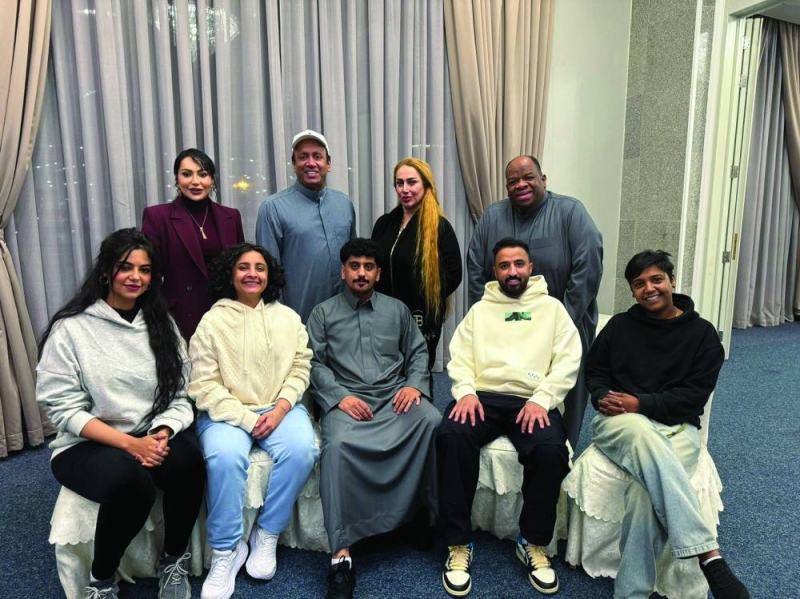 


فريق العمل في لقطة جماعية 