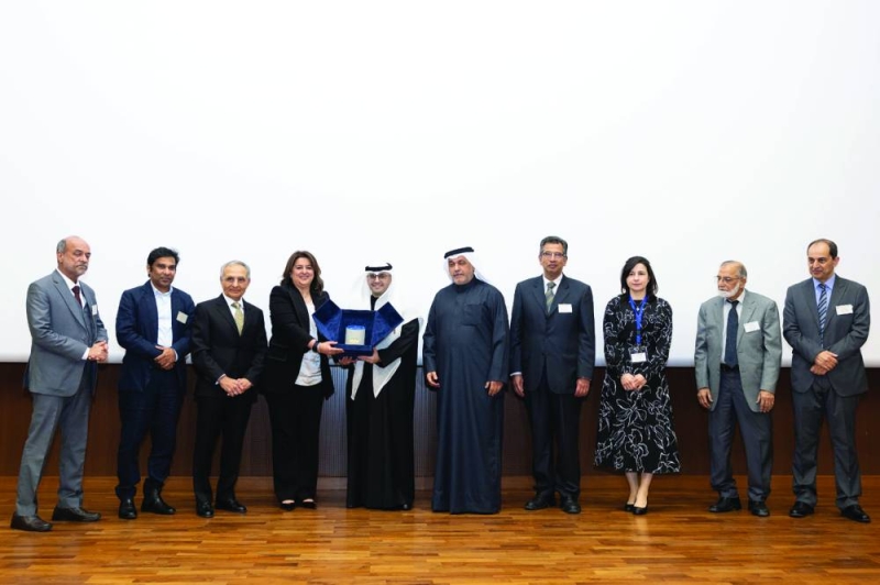 المشاري يُسلّم الفارس جائزة الإنجاز 