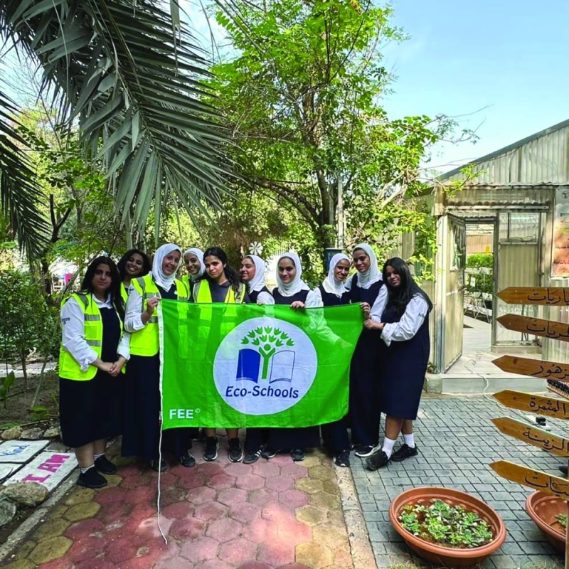 ⁠طالبات الثانوية يرفعن علم «المدرسة البيئية»