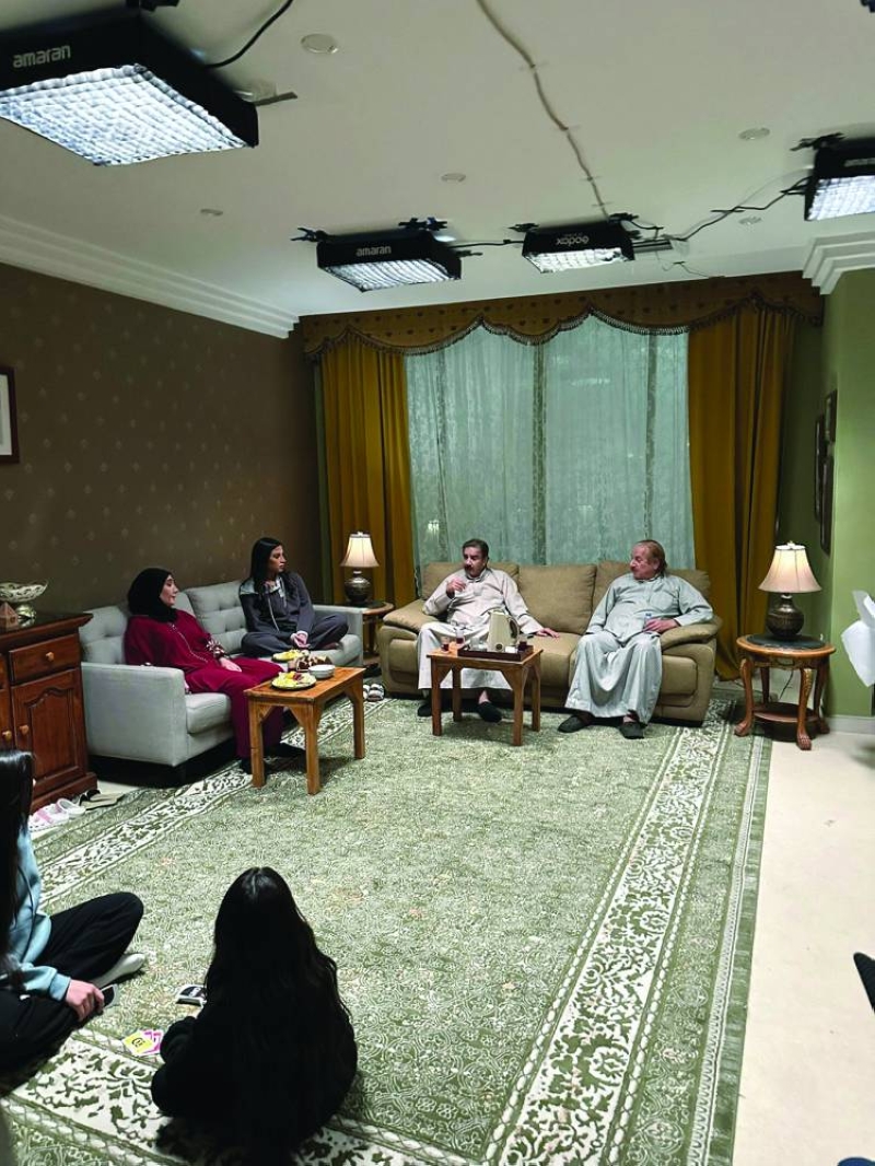 


مشهد من المسلسل خلال التصوير 