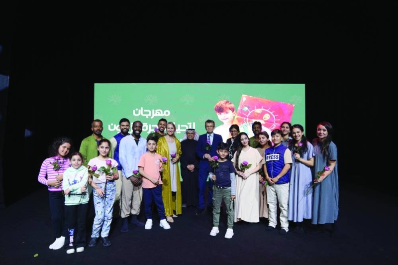 


فارعة السقاف والسفير الإسباني وتينا زابوفيتش مع الفنانين الاستعراضيين وأطفال كورال «لابا» 