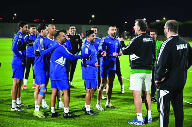


بيتزي يتحدث مع اللاعبين 
