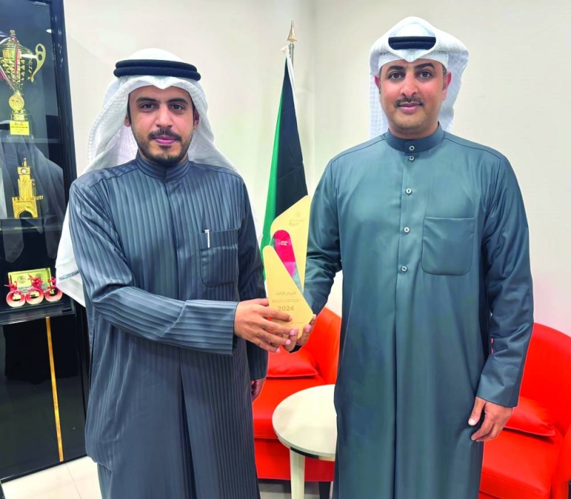 


الشلاحي مكرماً الجميلي 