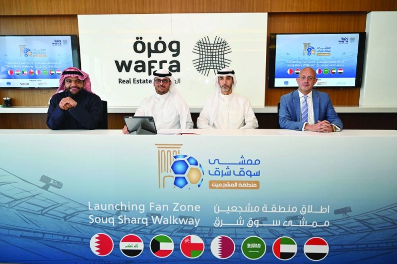 الروضان يتوسّط الحضور	 (تصوير أسعد عبدالله)