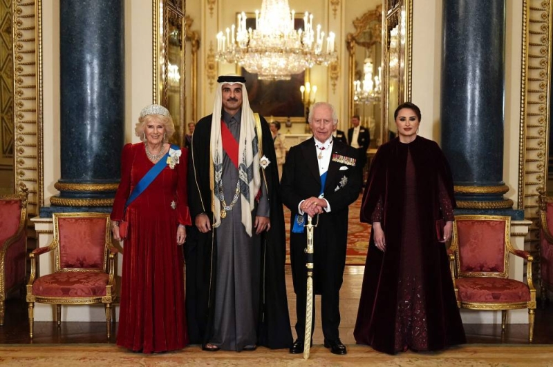 تشارلز الثالث مستقبلاً تميم بن حمد خلال مأدبة عشاء مساء الثلاثاء (أ ف ب)