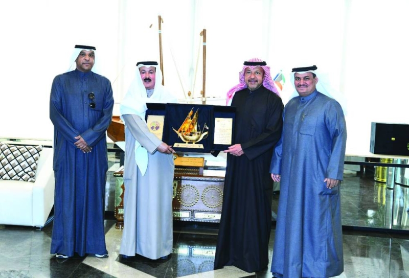 درع تذكارية من ممثلي اتحاد وجمعية «الثروة الحيوانية» للعذبي