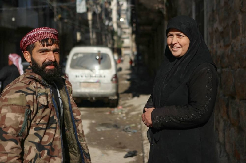 بحرية بكور مع ابنها محمد جمعة بعد عودته إلى حلب (أ ف ب) 