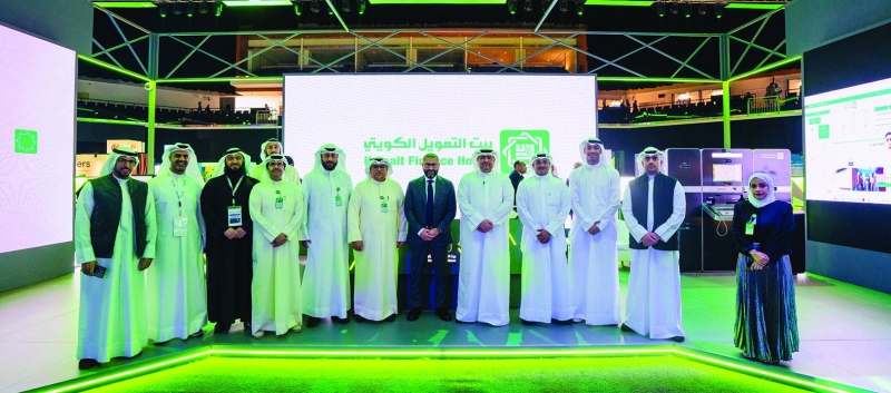 سامح المليجي ويوسف الرويح وطارق العجيل وفريق «بيتك» في جناحه بالمؤتمر