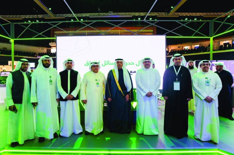 وزير الدولة لشؤون الاتصالات عمر العمر متوسطاً يوسف الرويح وطارق العجيل وفريق «بيتك»
