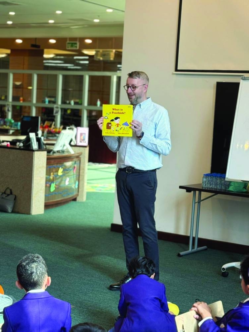 مكفارلاند يروي قصصه للطلبة