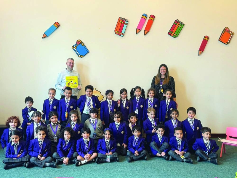 لقطة تذكارية للطلبة مع الرسام الأيرلندي