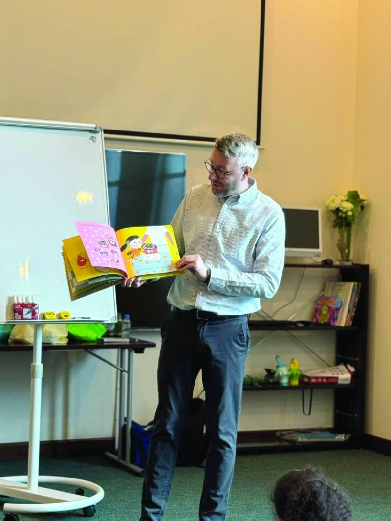 استعراض رسومات مكفارلاند أمام طلبة المدرسة البريطانية