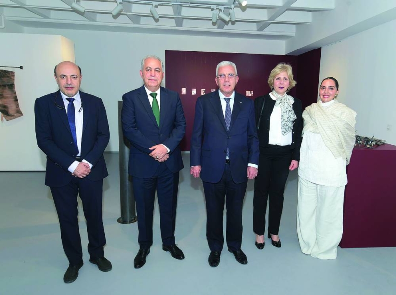 السفير طهبوب خلال الجولة في المعرض