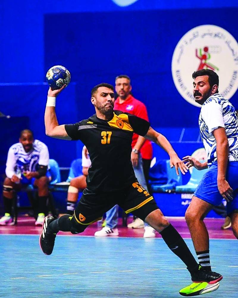 لاعب القادسية مصوباً على مرمى التضامن