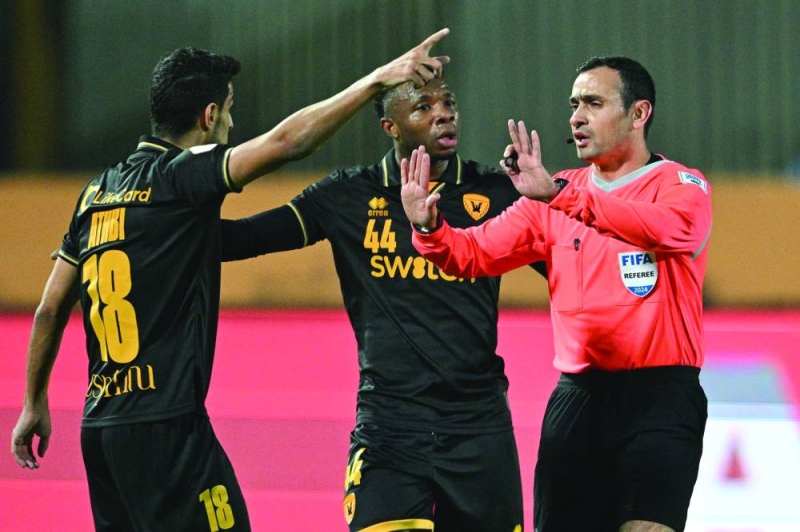 


عذبي شهاب يناقش الحكم العراقي زيد ثامر بعد طرده 