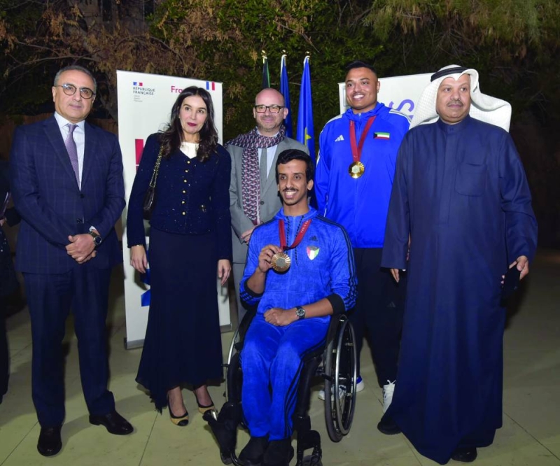 


تكريم بطلين كويتيين خلال الحفل 