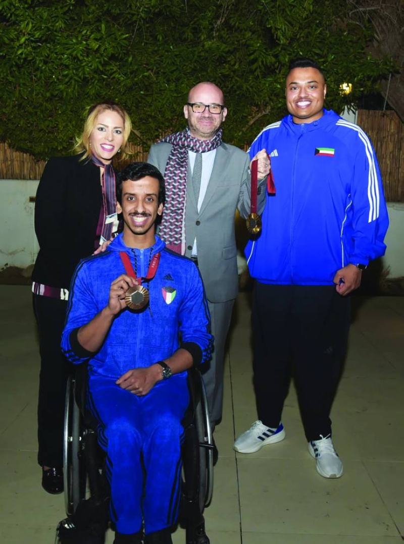 تكريم بطلين كويتيين