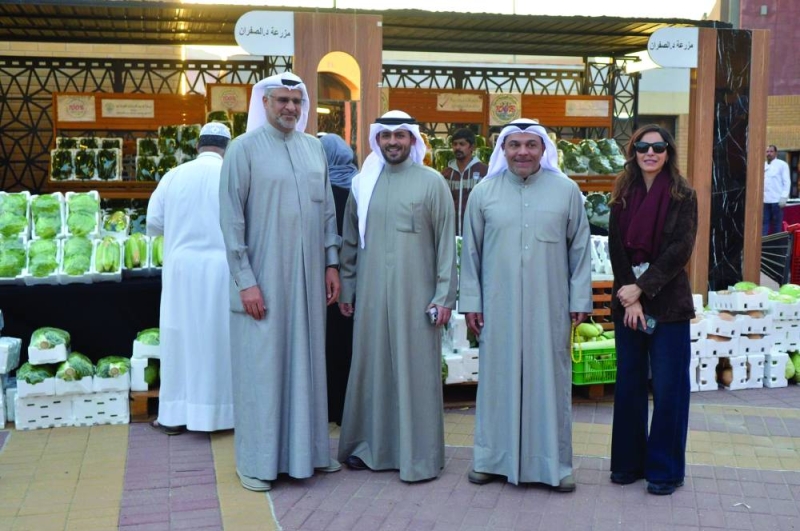 المحافظ والشيخة مريم في السوق 	(تصوير سعود سالم) 