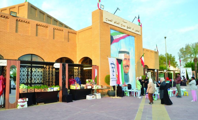 


منتجات المزارعين أمام المبرة 