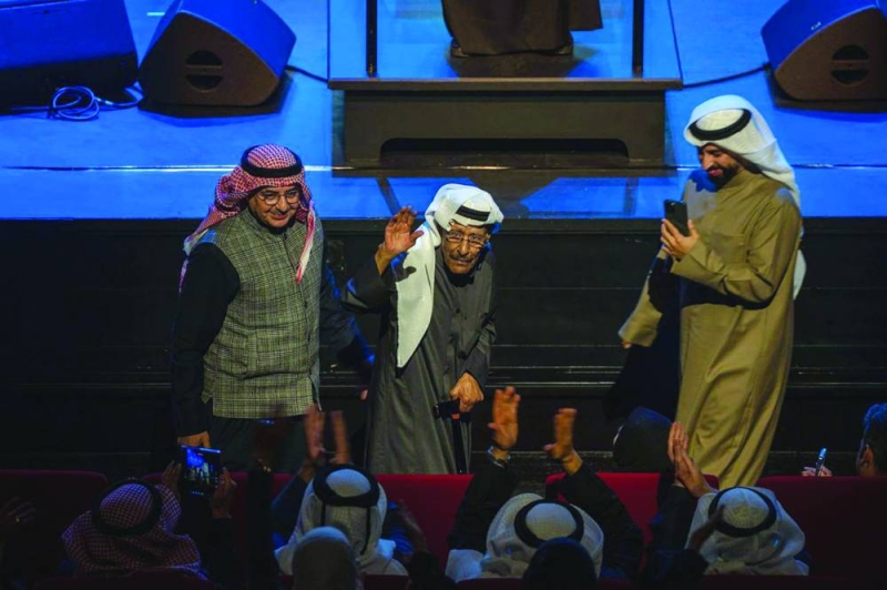 


بدر بورسلي يحيّي الجمهور 