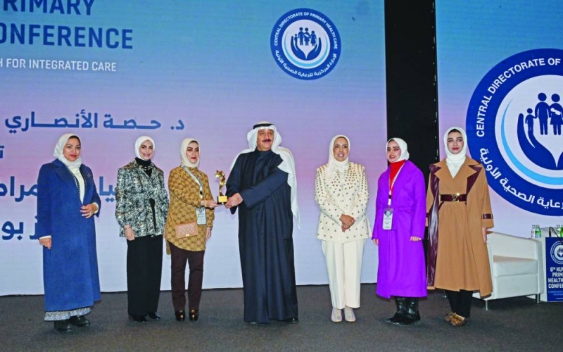 وزير الصحة مكرماً إحدى المشاركات بالمؤتمر (تصوير أسعد عبدالله)