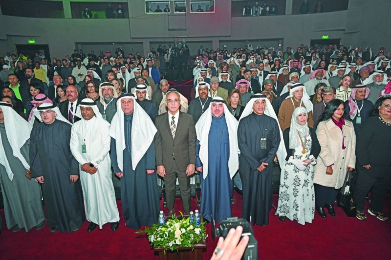 


الحضور خلال عزف النشيد الوطني 