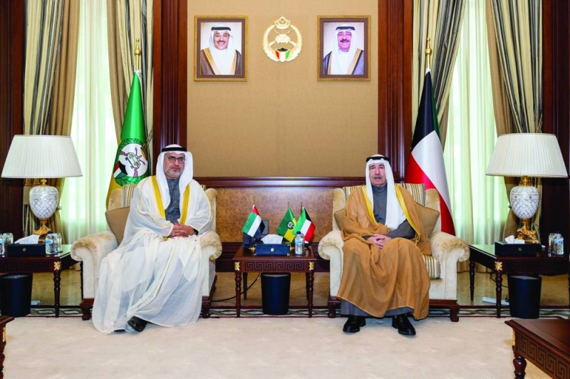 رئيس الحرس الوطني مستقبلاً السفير الإماراتي 