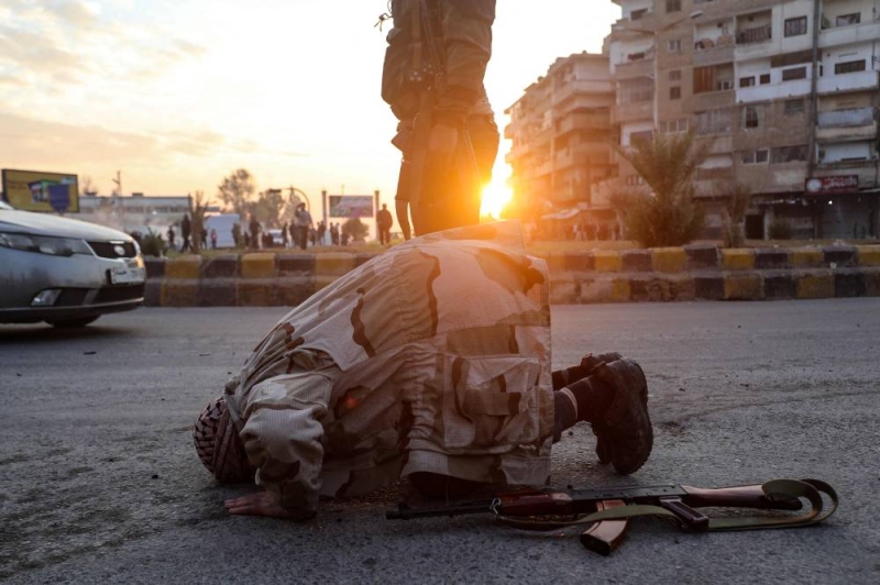 مقاتل من المعارضة يصلي في وسط حماة أمس (أ ف ب)