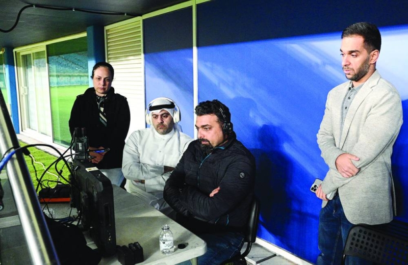 


مدير عام تلفزيون «الراي» عبدالله القلاف يتابع كواليس تصوير إحدى الحلقات 