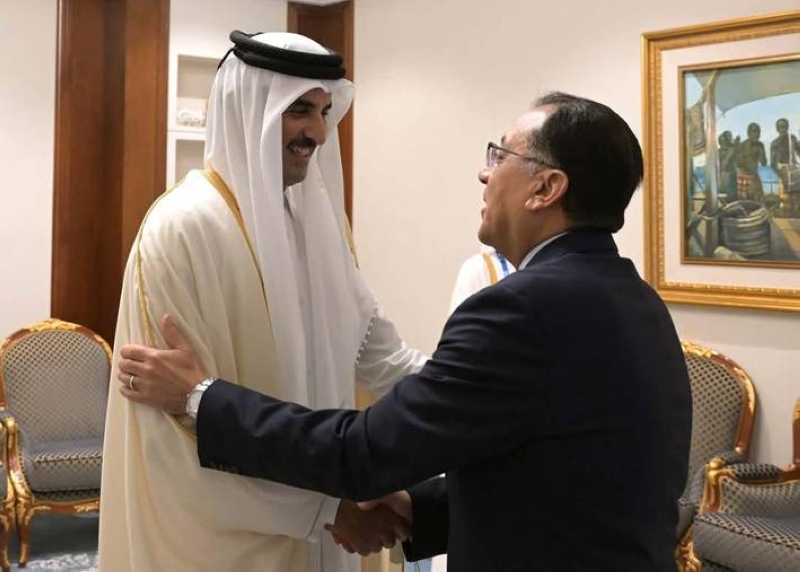 تميم بن حمد مستقبلاً مدبولي في الدوحة أمس