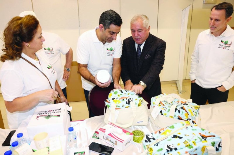 عميد السلك الدبلوماسي يساعد في تعبئة أحد الطرود