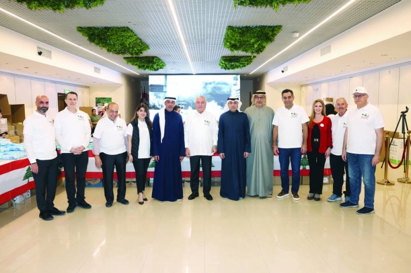 البكر والمشعان والنيادي وزبيدوف وعرفة والعضم مع أبناء الجالية اللبنانية   (تصوير أسعد عبدالله)