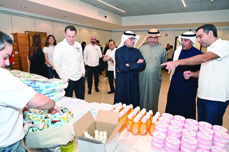 القائم بالأعمال اللبناني وعدد من المشاركين في الحملة 