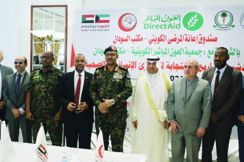 


السفير الظفيري والفريق جابر وعدد من المسؤولين خلال حفل التدشين 