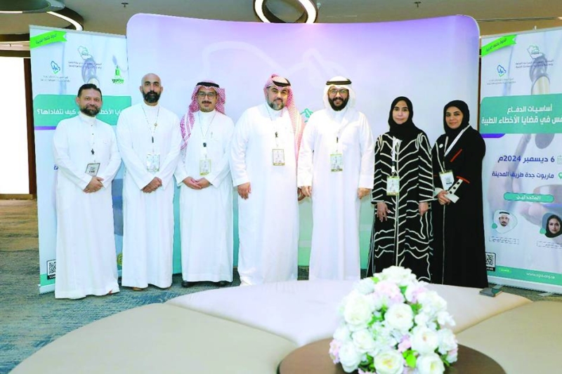 


سلمان الصباح متوسطاً عدداً من المشاركين في الندوة 