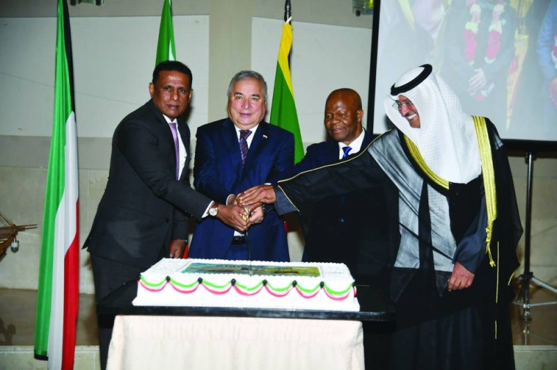 السفير زبيدوف وسفيرا سريلانكا وجنوب أفريقيا خلال قطع قالب حلوى الاحتفال 