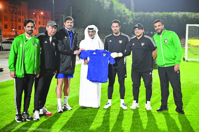 


وزير الرياضة القطري حمد بن خليفة يتسلم قميص «الأزرق» خلال زيارته تدريبات منتخب الكويت في الدوحة 