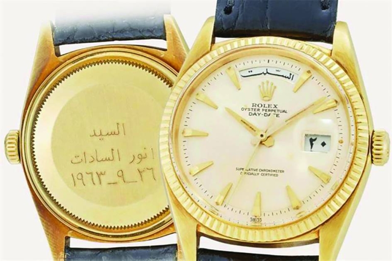 


الساعة ومنقوش على ظهرها «السيد أنور السادات» 