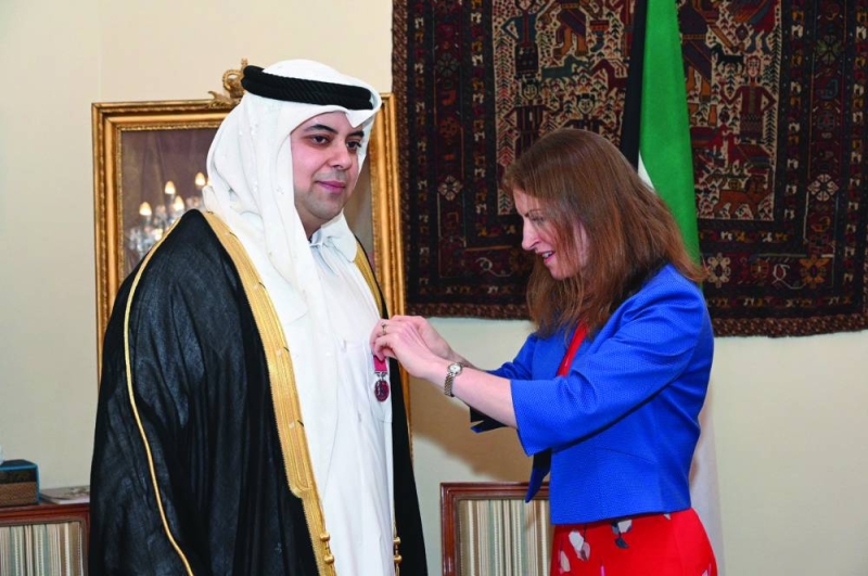 


دشتي يتسلم ميدالية الإمبراطورية البريطانية 