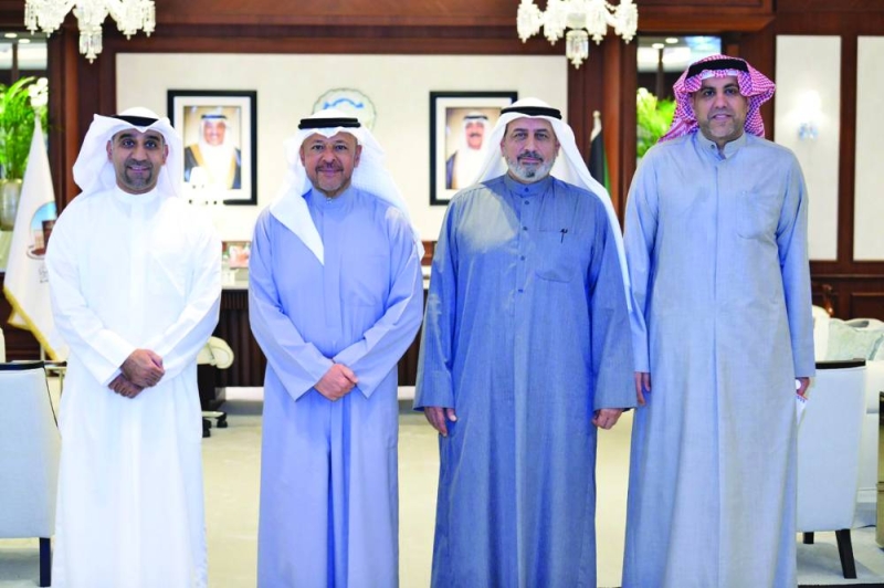  المحافظ العذبي مع ممثلي إحدى شركات صيانة الطرق 