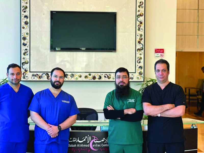 


من اليمين: الأطباء أحمد طه ونادر العسعوسي وعبدالله الفواز وحسين جراغ 