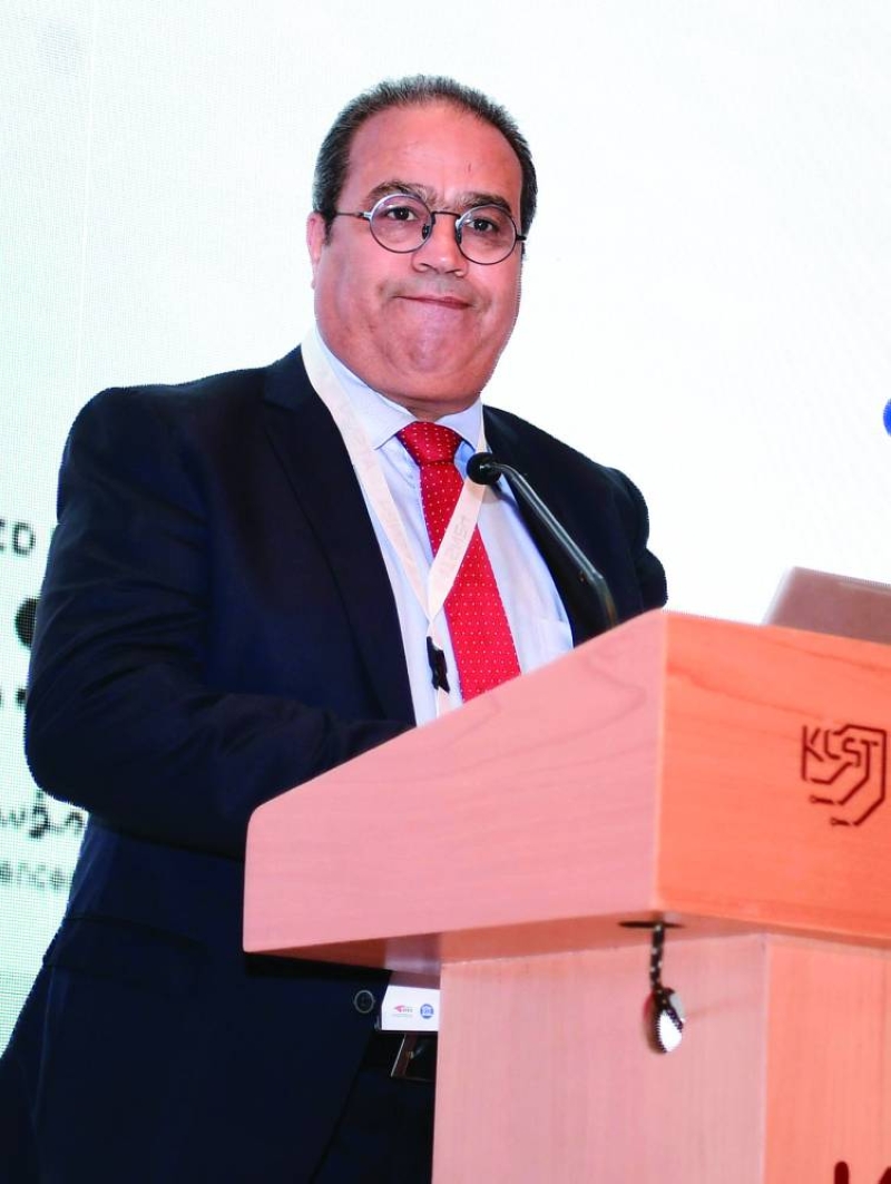 أنس بوهلال متحدثاً